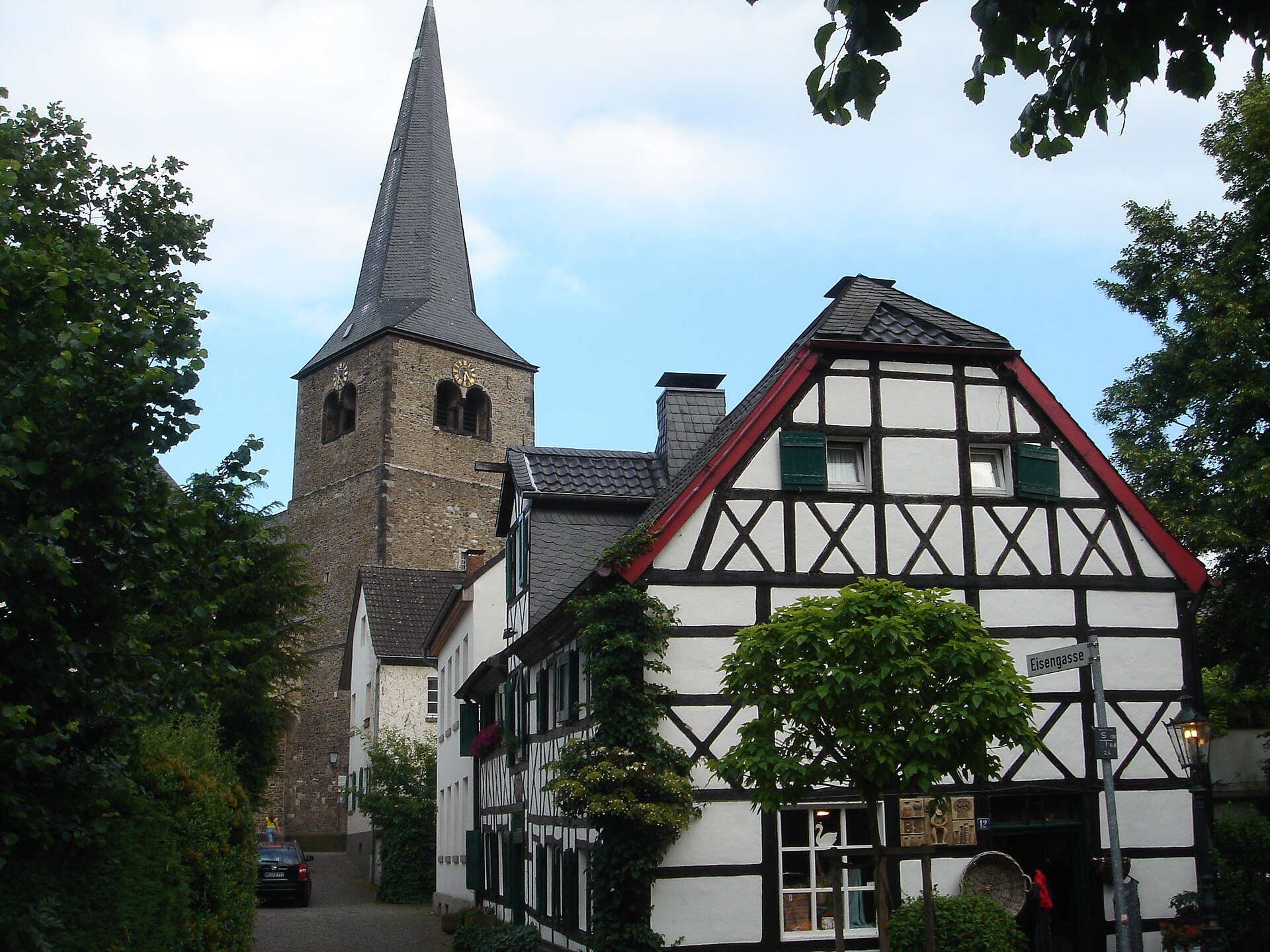 Eisengasse in Hilden mit Kirchturm und Fachwerkhaus – Häuserhelden, Immobilienmakler in Hilden