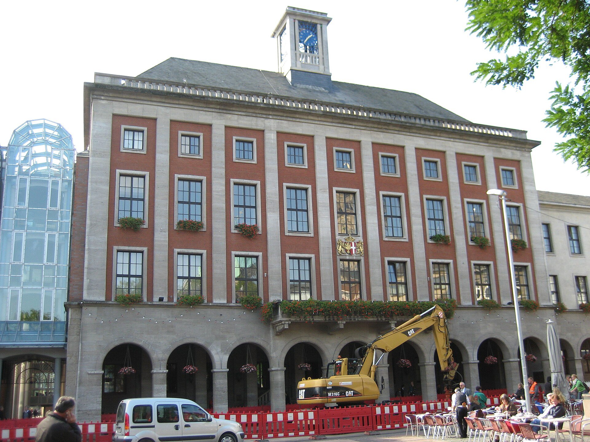Rathaus von Neuss – Häuserhelden vermittelt Immobilien in Neuss