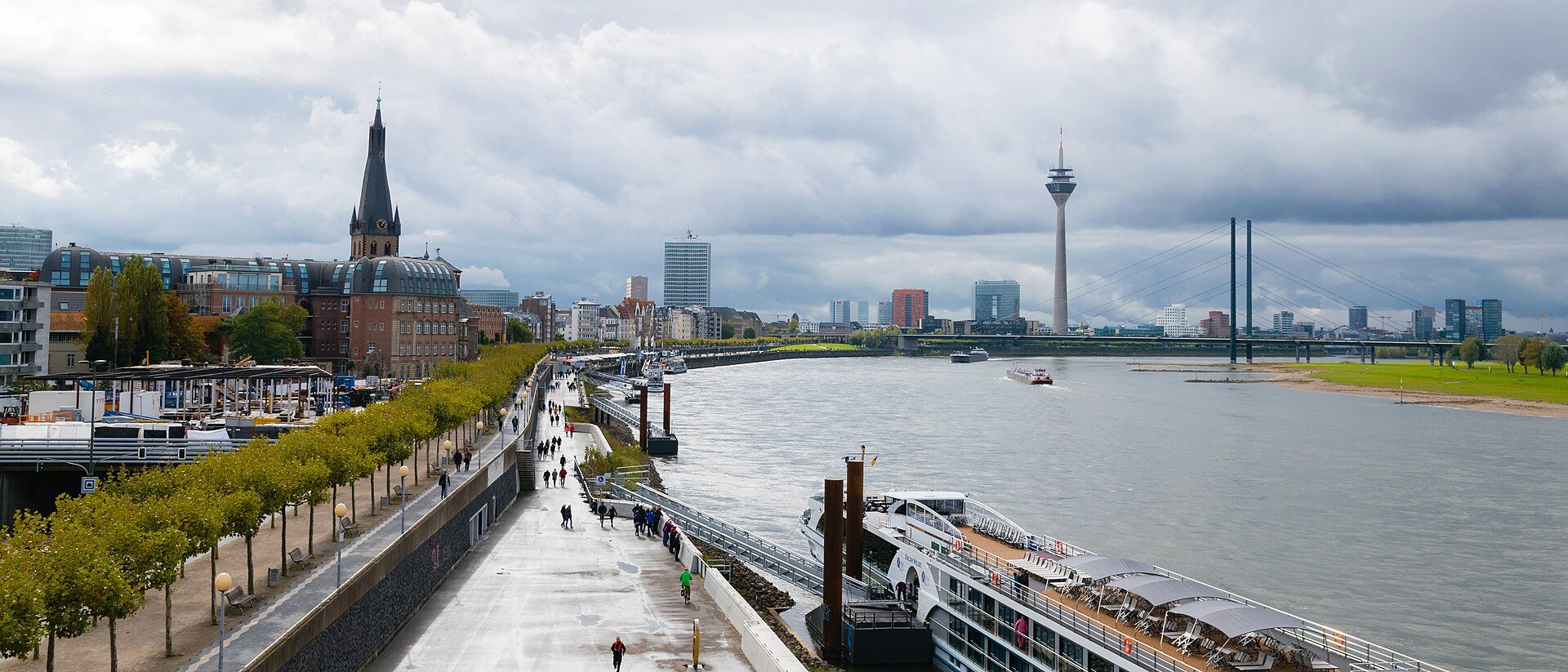 Rheinpanorama von Düsseldorf mit Rheinturm – Häuserhelden, Immobilienmakler in Düsseldorf