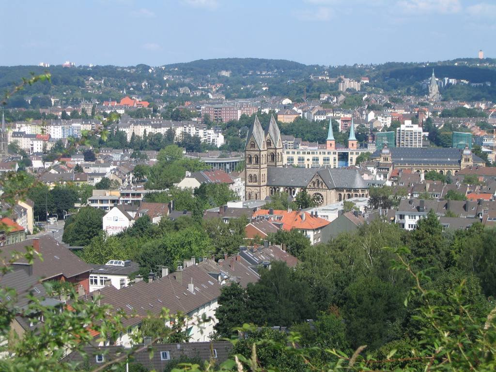 Stadtansicht von Wuppertal im Tal der Wupper – Häuserhelden vermittelt Immobilien in Wuppertal