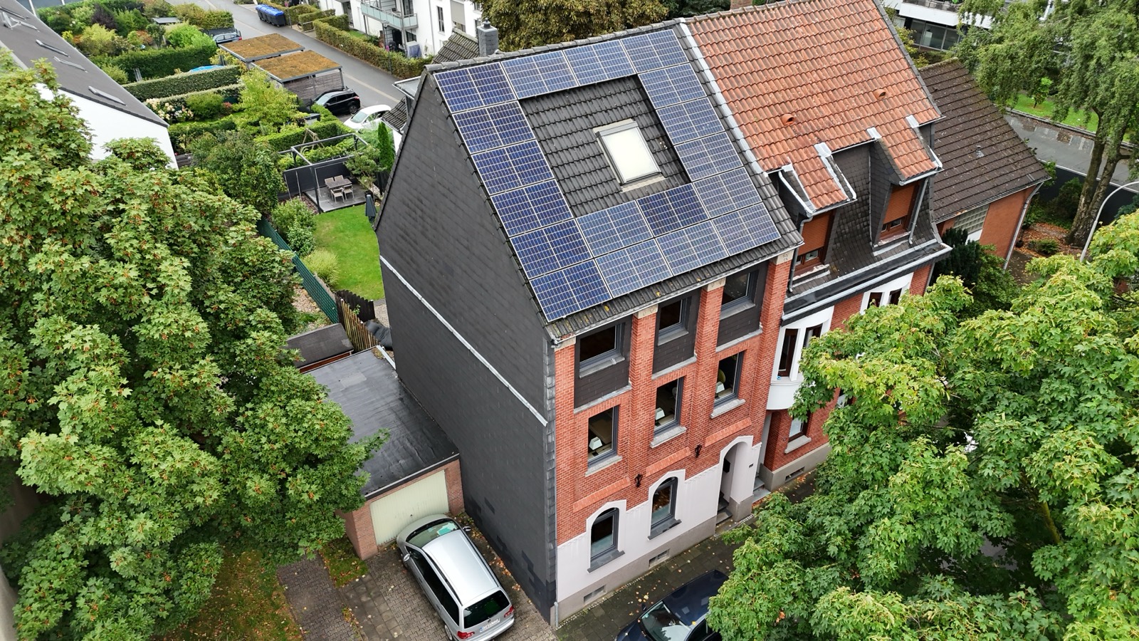 Luftaufnahme eines Hauses mit Solardach, Ratgeber von Häuserhelden zum Energieausweis beim Verkauf, Bedarfs- und Verbrauchsausweis